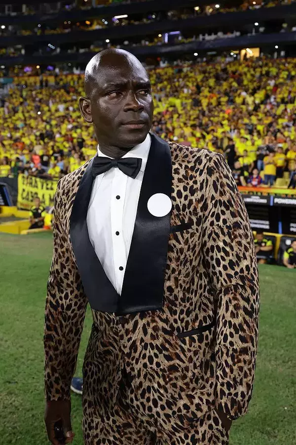 ド派手なヒョウ柄スーツで指揮した強豪クラブの監督、衝撃の「700万円」罰金処分…その意外なワケとは