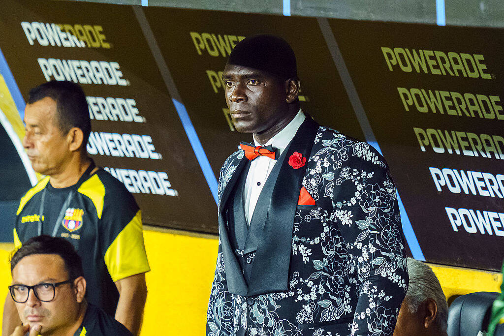 ド派手なヒョウ柄スーツで指揮した強豪クラブの監督、衝撃の「700万円」罰金処分…その意外なワケとは