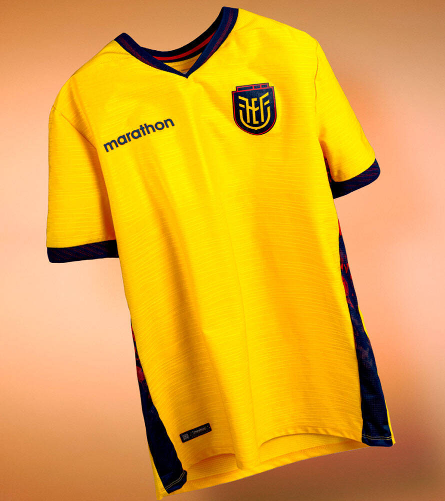 エクアドル代表、2026W杯に向けた新ユニフォームを発表！メーカーとは30年の「超ロング契約」に