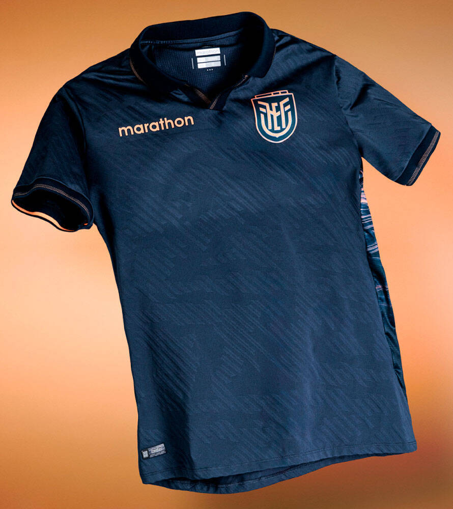 エクアドル代表、2026W杯に向けた新ユニフォームを発表！メーカーとは30年の「超ロング契約」に