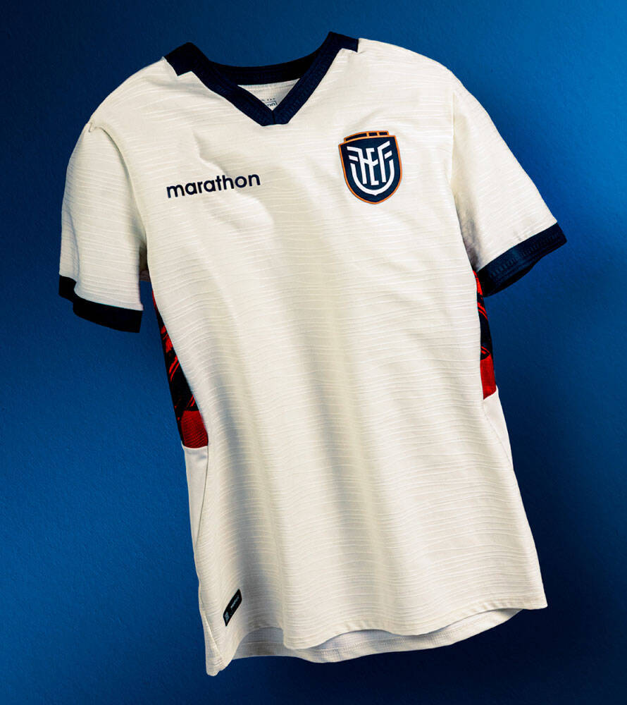 エクアドル代表、2026W杯に向けた新ユニフォームを発表！メーカーとは30年の「超ロング契約」に