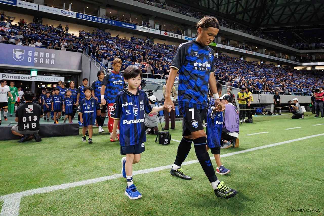 『子どもたちの笑顔に』 hummel、ガンバ大阪とともに「手話シャツ」寄付で聴覚障がい者支援！