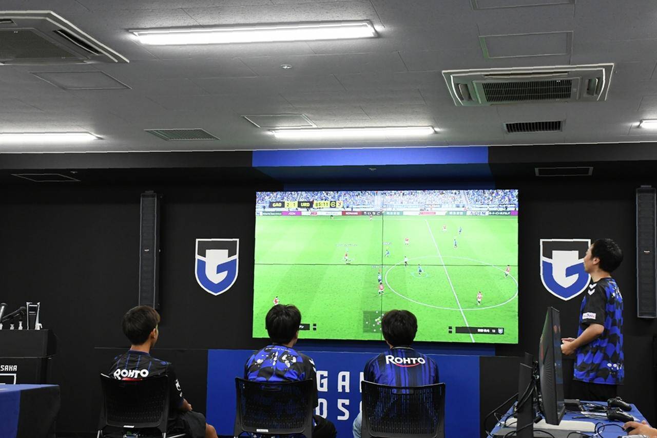 『子どもたちの笑顔に』 hummel、ガンバ大阪とともに「手話シャツ」寄付で聴覚障がい者支援！