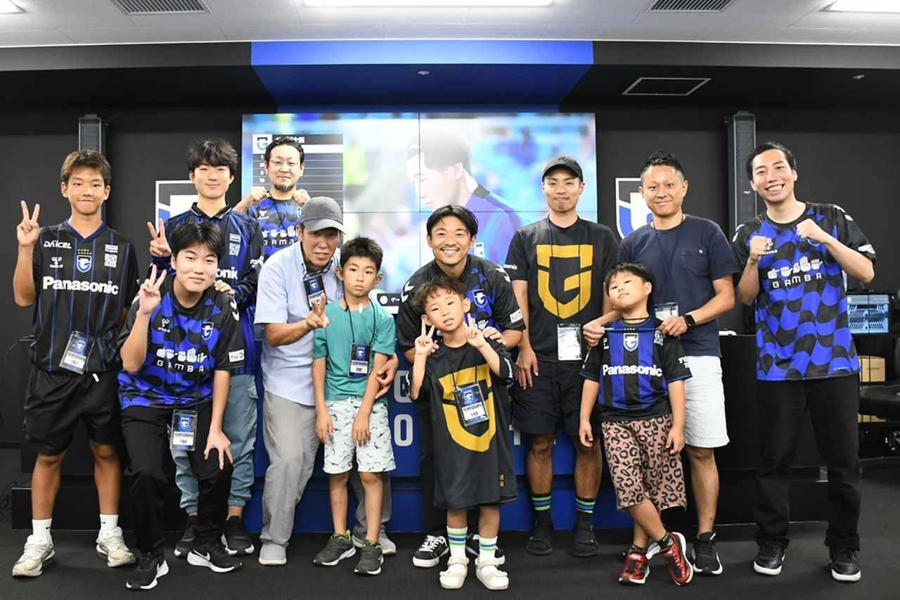 『子どもたちの笑顔に』 hummel、ガンバ大阪とともに「手話シャツ」寄付で聴覚障がい者支援！