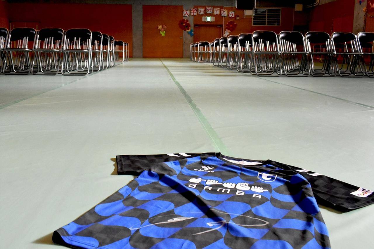 『子どもたちの笑顔に』 hummel、ガンバ大阪とともに「手話シャツ」寄付で聴覚障がい者支援！