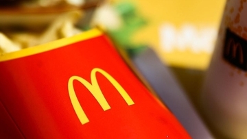 ＝LOVE、マクドナルドとのW杯コラボCMに登場！人気曲「ラブソングに襲われる」のアレンジ曲をメンバー自らセルフカバー