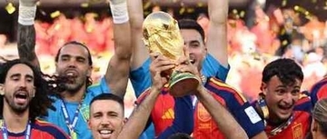 地元の伝統、W杯優勝スペイン代表選手に体重分のトマト贈呈