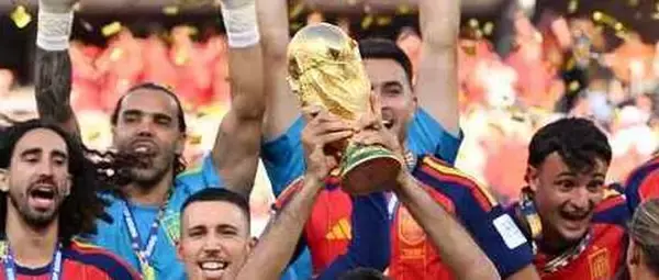 地元の伝統、W杯優勝スペイン代表選手に体重分のトマト贈呈