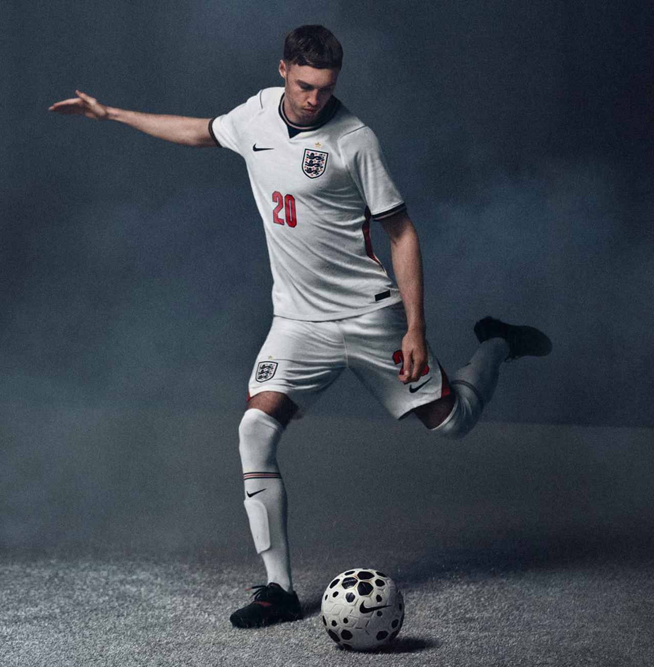 イングランド代表、W杯に向けた2026新ユニフォーム発表！赤のアウェイ 