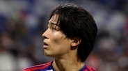 一発退場の中村敬斗、謝罪する…「謝ってくれた彼のためにも絶対勝つと決意した」とリヨン同僚が明かす