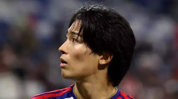 一発退場の中村敬斗、謝罪する…「謝ってくれた彼のためにも絶対勝つと決意した」とリヨン同僚が明かす