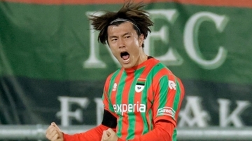 NEC小川航基、今季7点目ゴール！花火事故で亡くなった16歳ファンを悼む横断幕と拍手も