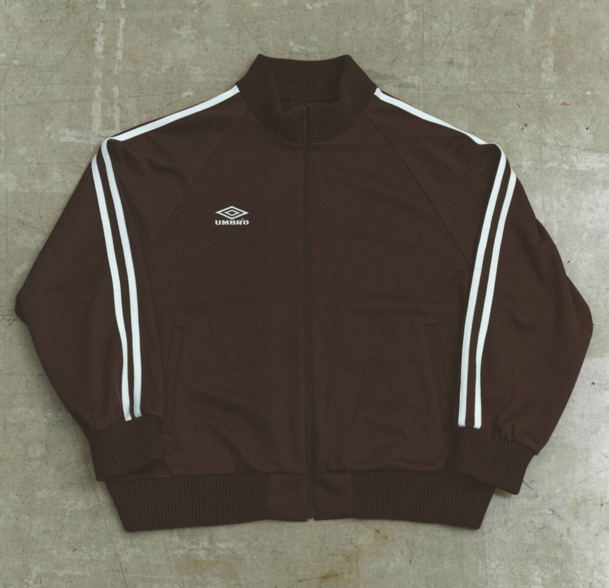 ベッカム時代の“SHARPユニ”がモチーフ！『UMBRO×BELPER×M TO R 