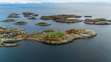 「世界で最も景色が美しいサッカースタジアム」絶海の孤島、アジアの城塞、北極圏まで