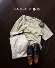 【ヘンリーTシャツ】には何を合わせる？→ 大人カジュアルにキマる「正解コーデ」