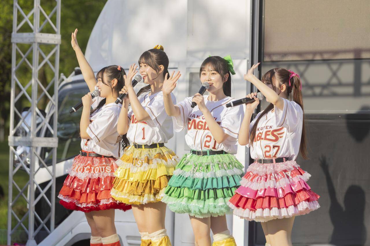 楽天『東北シリーズ』に青森のご当地アイドル、りんご娘が登場！ライブパフォーマンスとセレモニアルピッチで球場を沸かせる