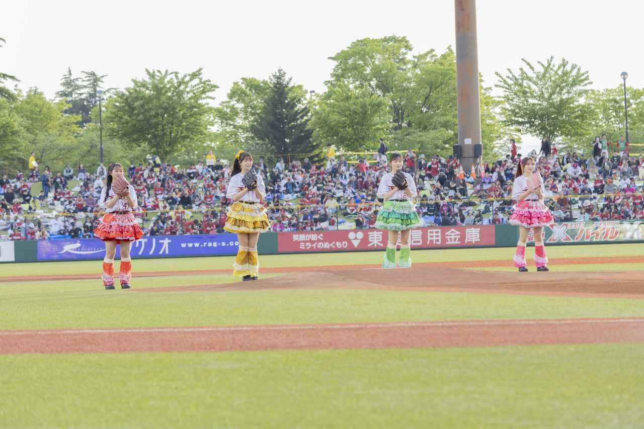 楽天『東北シリーズ』に青森のご当地アイドル、りんご娘が登場！ライブパフォーマンスとセレモニアルピッチで球場を沸かせる