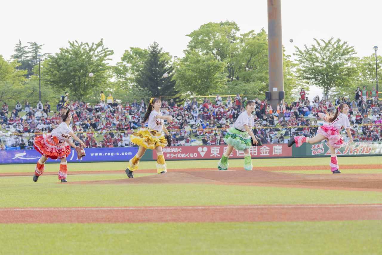 楽天『東北シリーズ』に青森のご当地アイドル、りんご娘が登場！ライブパフォーマンスとセレモニアルピッチで球場を沸かせる