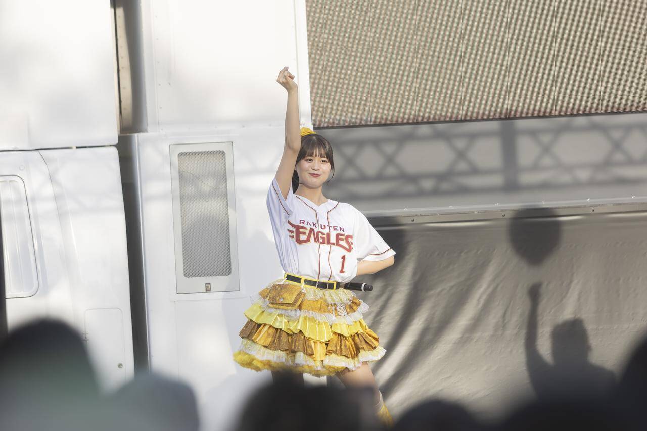 楽天『東北シリーズ』に青森のご当地アイドル、りんご娘が登場！ライブパフォーマンスとセレモニアルピッチで球場を沸かせる
