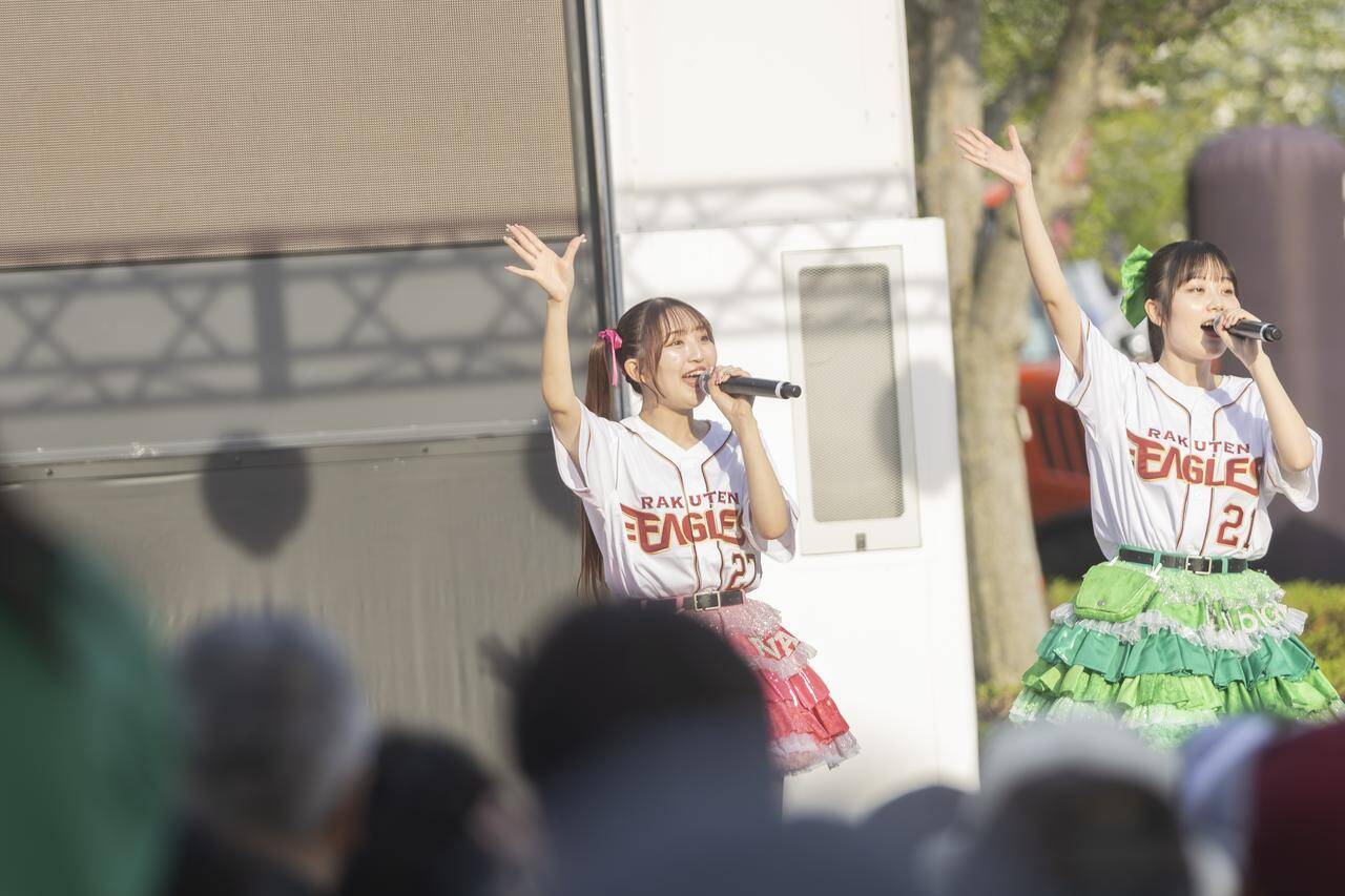 楽天『東北シリーズ』に青森のご当地アイドル、りんご娘が登場！ライブパフォーマンスとセレモニアルピッチで球場を沸かせる