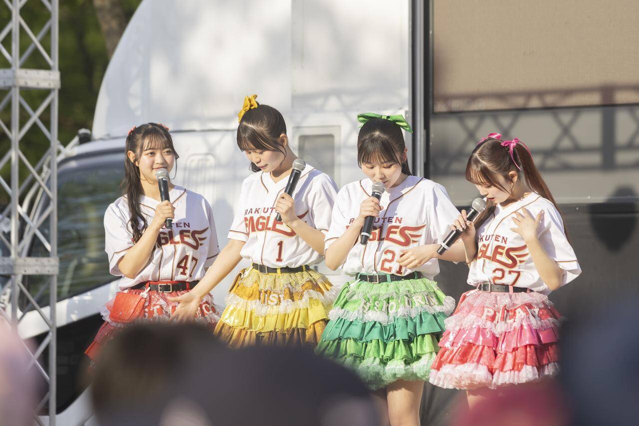楽天『東北シリーズ』に青森のご当地アイドル、りんご娘が登場！ライブパフォーマンスとセレモニアルピッチで球場を沸かせる