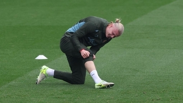 世界的スターFW、公開練習で倒れ込む…味方に足を蹴られて悶絶する