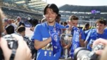 町田浩樹、クラブに「110年ぶりの伝説優勝」をもたらす！CKからの殊勲ゴールでトロフィーを掲げる
