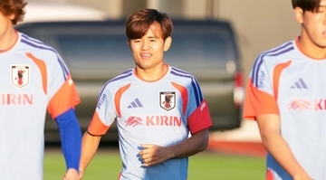 久保建英、日本代表で結婚指輪を披露！愛妻の福原遥さんが生観戦した代表戦では指輪をしていなかった『背景』