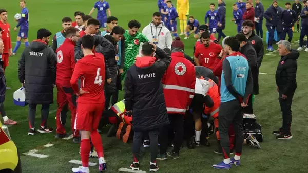 パニック！退場への猛抗議中に転倒して気絶…U-21トルコ代表監督、緊急搬送される事態に