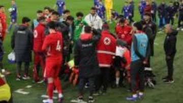 パニック！退場への猛抗議中に転倒して気絶…U-21トルコ代表監督、緊急搬送される事態に