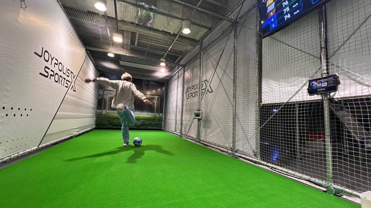 Jリーグで人気のシュート体験「シューソク」、東京・お台場『ジョイポリススポーツX』に初の常設導入！映像エフェクトがすごい