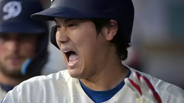 「翔平でもムリなのか」大谷翔平もバットボーイと一緒に恐怖！ドジャース、試合中にゴキブリ登場でベンチ騒然！？