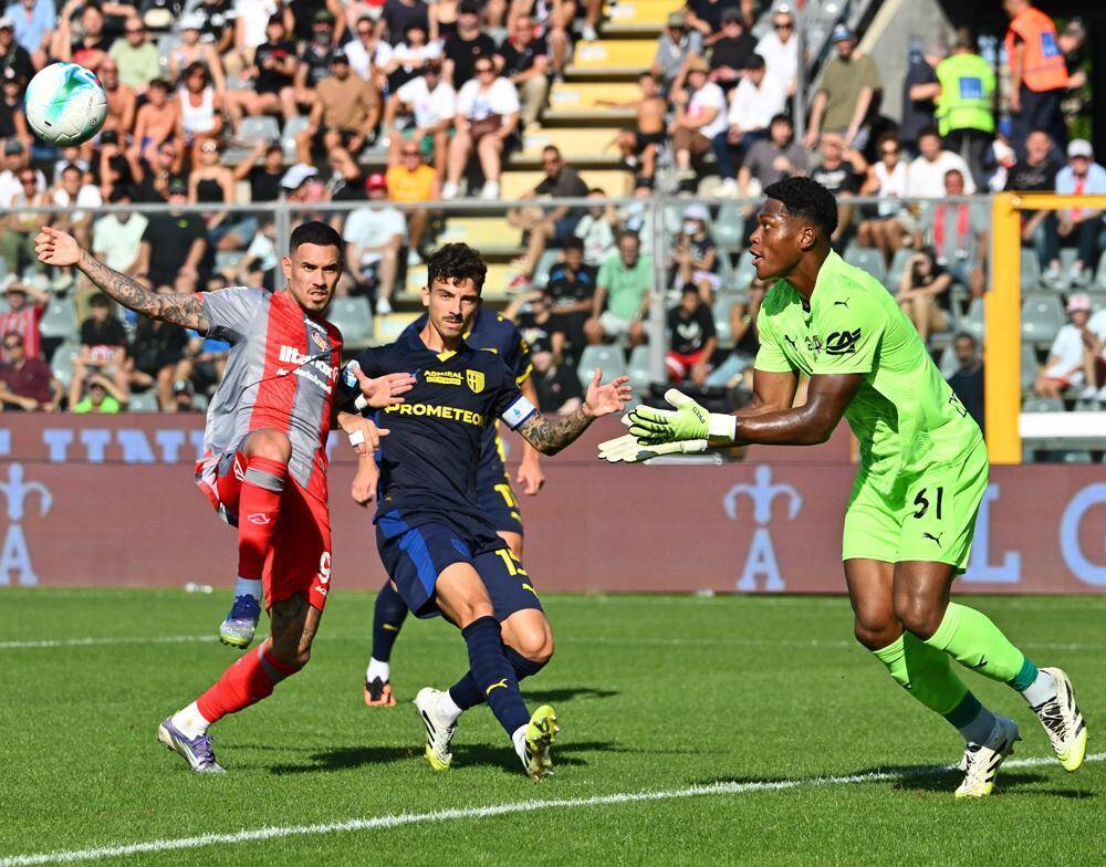 日本代表GK所属のイタリア古豪にオシャレな新ユニフォーム登場！「90年代カラー」が懐かしい