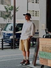【アース系カラー】が絶妙。サマになる「大人のカジュアルコーデ」