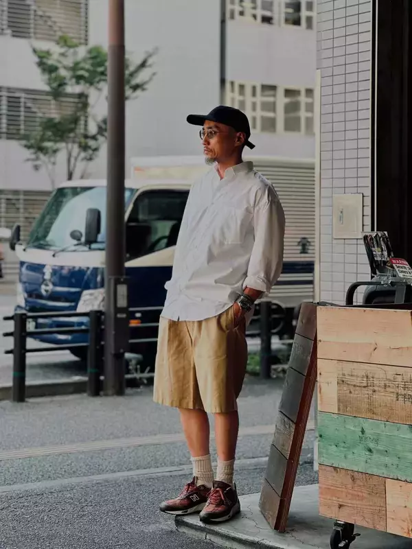 【アース系カラー】が絶妙。サマになる「大人のカジュアルコーデ」