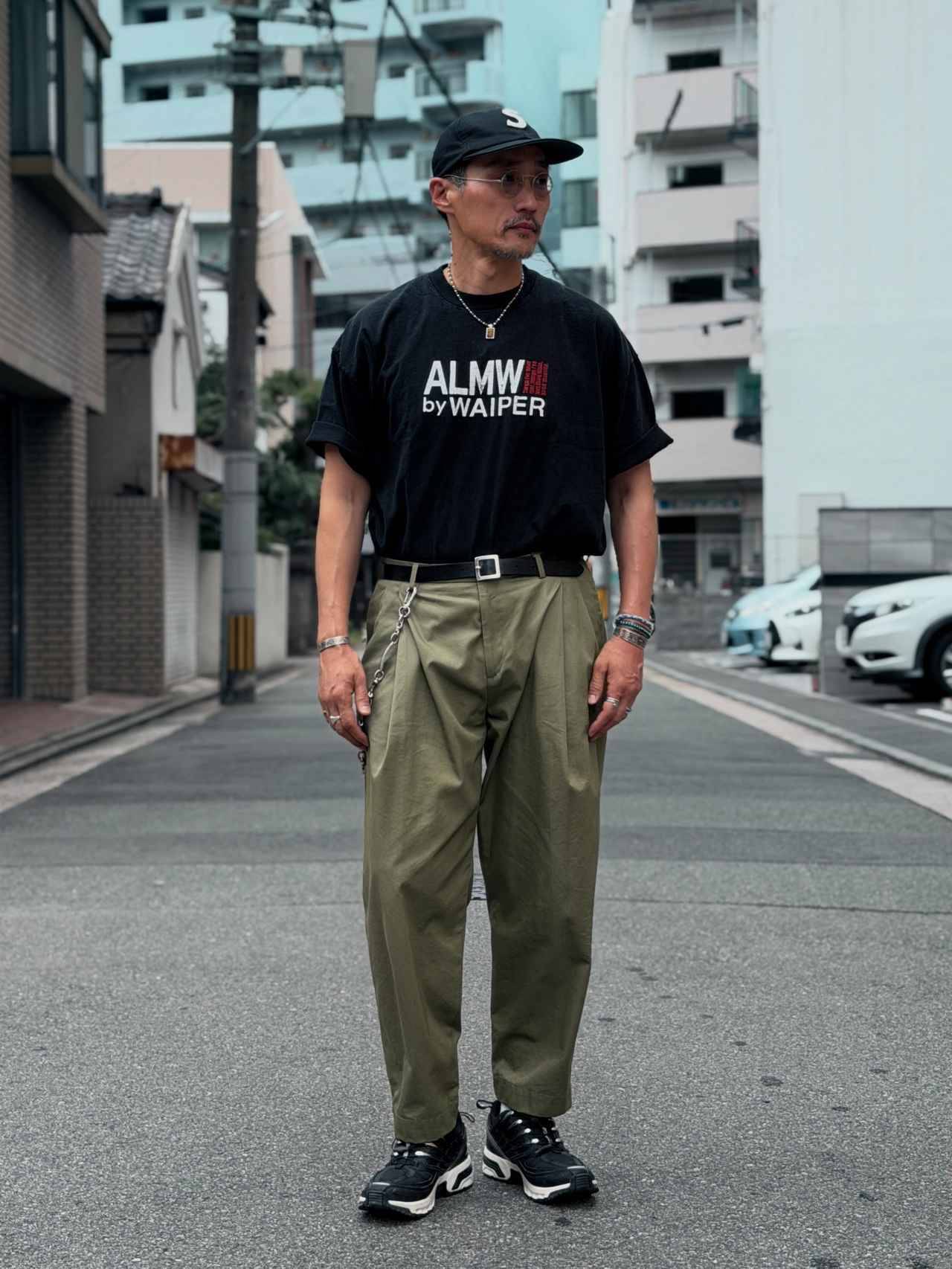 【アース系カラー】が絶妙。サマになる「大人のカジュアルコーデ」
