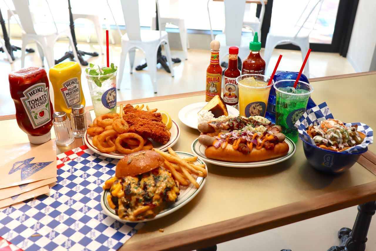 横浜DeNAベイスターズの全試合を観戦＆応援！グルメ大充実のライブビューイング施設「THE LIVE」がハマスタ近くにオープン