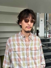 【メンズパーマ】で自由に毛先を遊ばせて。 動きでシャレる「おすすめスタイル」