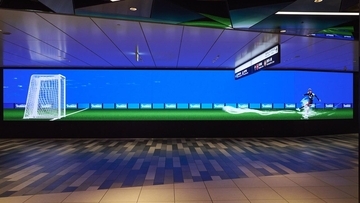 日本代表MF堂安律のシュートスピードを体感！渋谷駅の「巨大サイネージ」がすごい…ハチ公前や梅田駅にも“ひとりじゃない”広告
