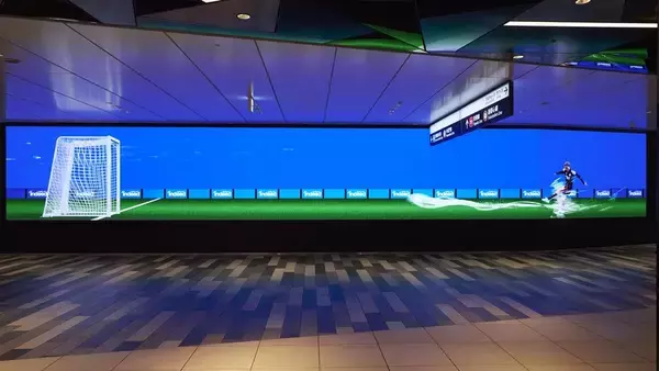日本代表MF堂安律のシュートスピードを体感！渋谷駅の「巨大サイネージ」がすごい…ハチ公前や梅田駅にも“ひとりじゃない”広告