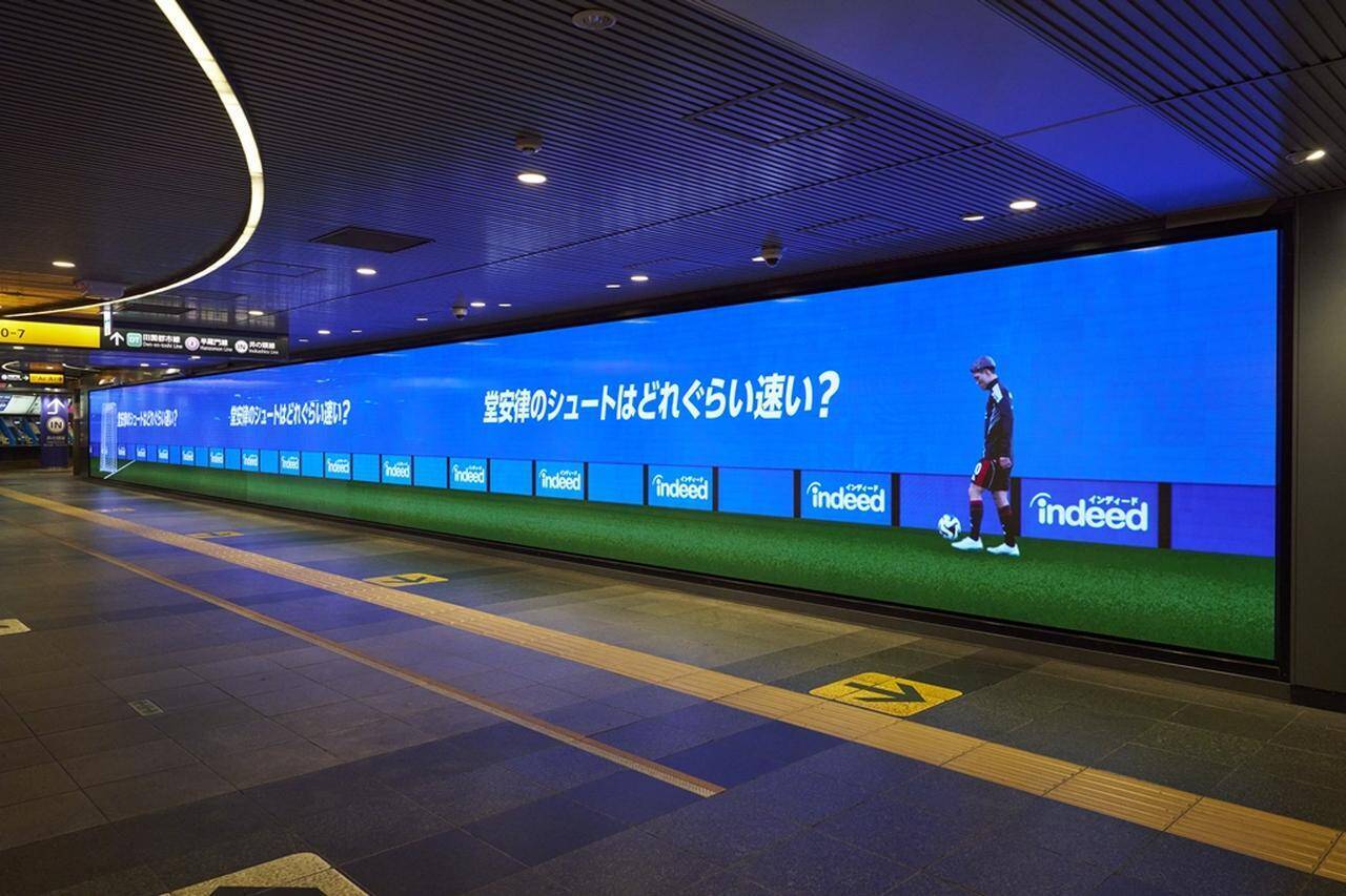 日本代表MF堂安律のシュートスピードを体感！渋谷駅の「巨大サイネージ」がすごい…ハチ公前や梅田駅にも“ひとりじゃない”広告