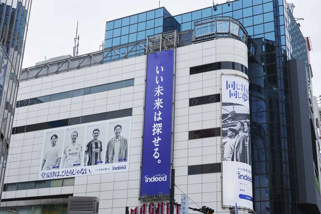 日本代表MF堂安律のシュートスピードを体感！渋谷駅の「巨大サイネージ」がすごい…ハチ公前や梅田駅にも“ひとりじゃない”広告