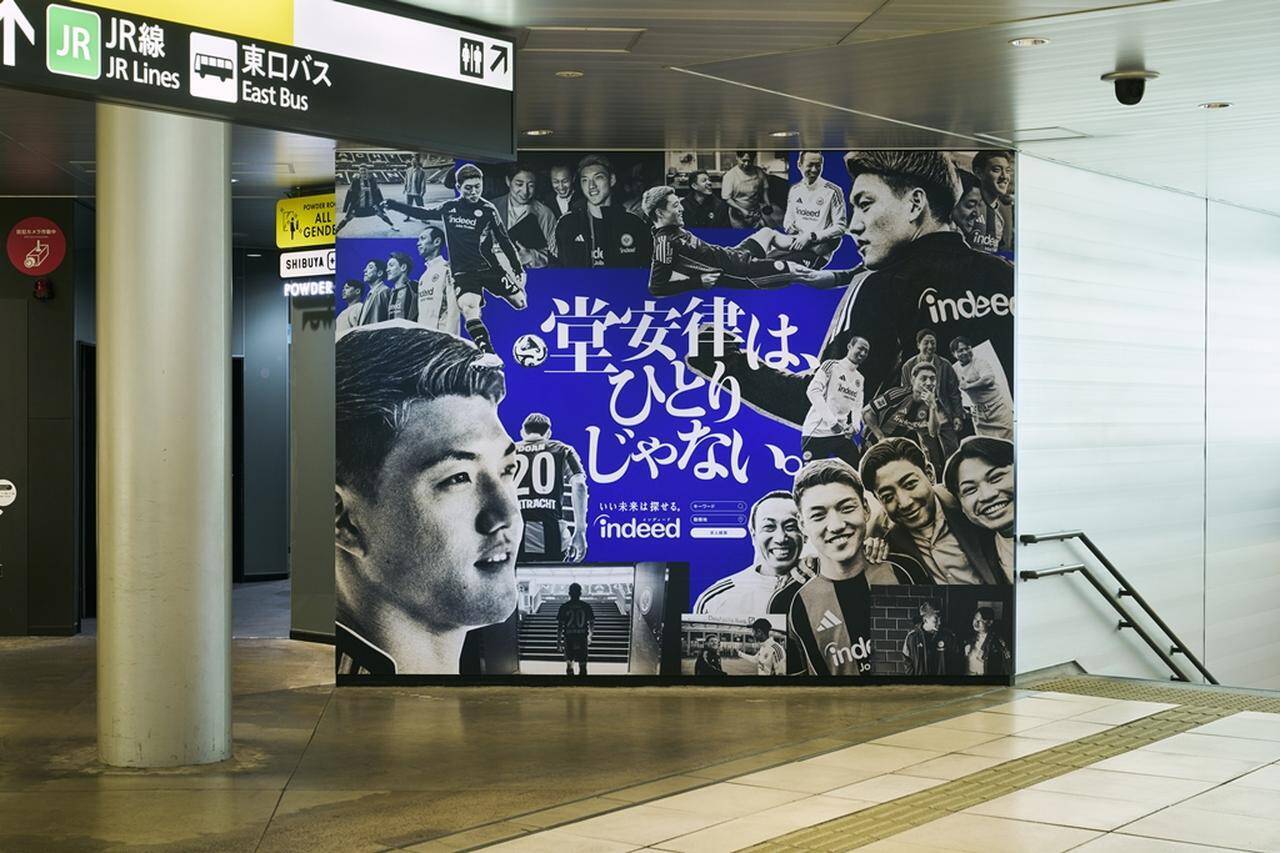 日本代表MF堂安律のシュートスピードを体感！渋谷駅の「巨大サイネージ」がすごい…ハチ公前や梅田駅にも“ひとりじゃない”広告