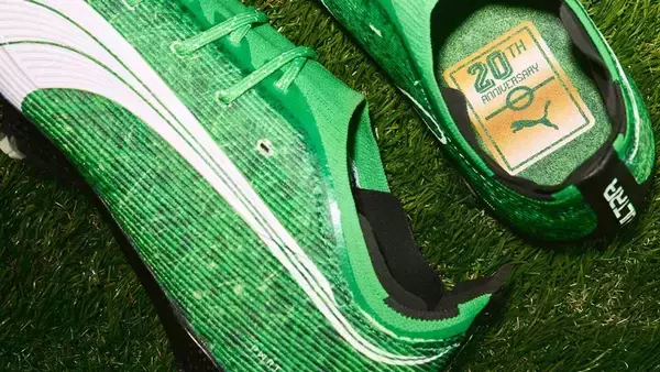 PUMA、伝説的サッカースパイクが復刻！最新スピードモデル『ウルトラ6カーボン』が見事な“芝生柄”に
