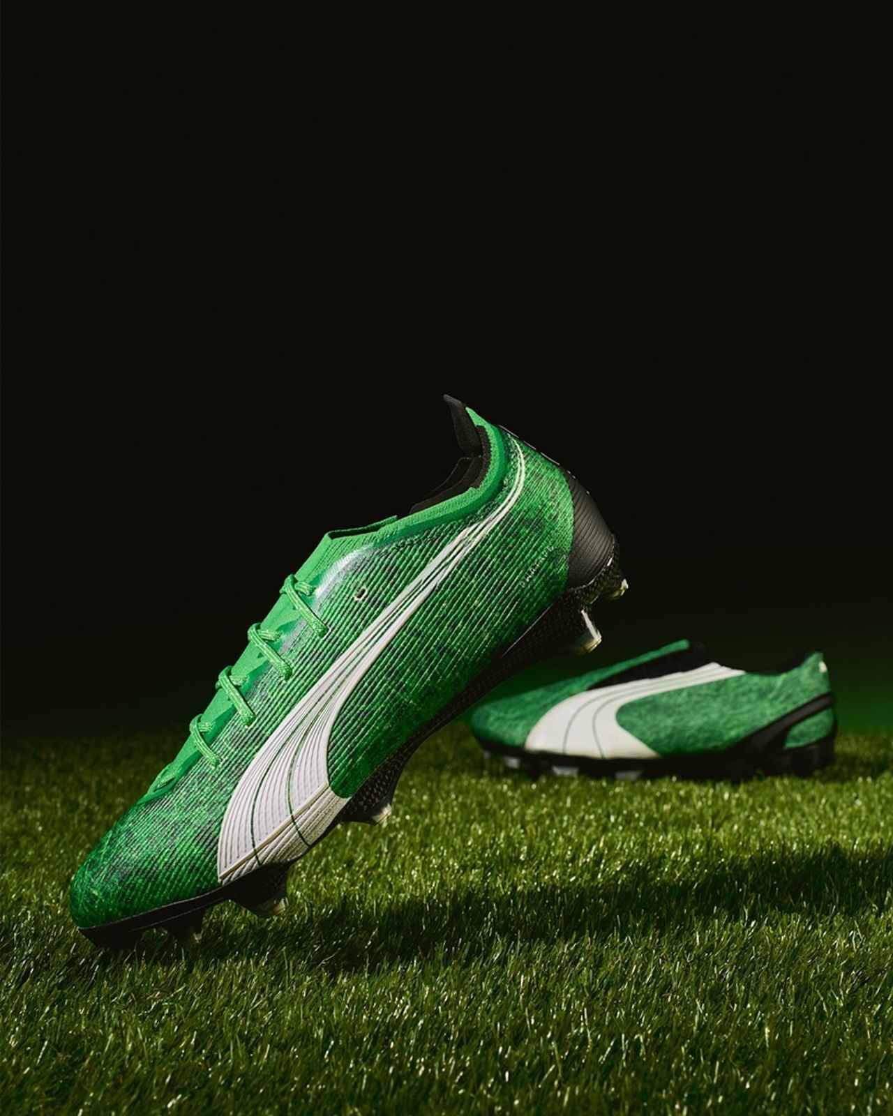 PUMA、伝説的サッカースパイクが復刻！最新スピードモデル『ウルトラ6カーボン』が見事な“芝生柄”に