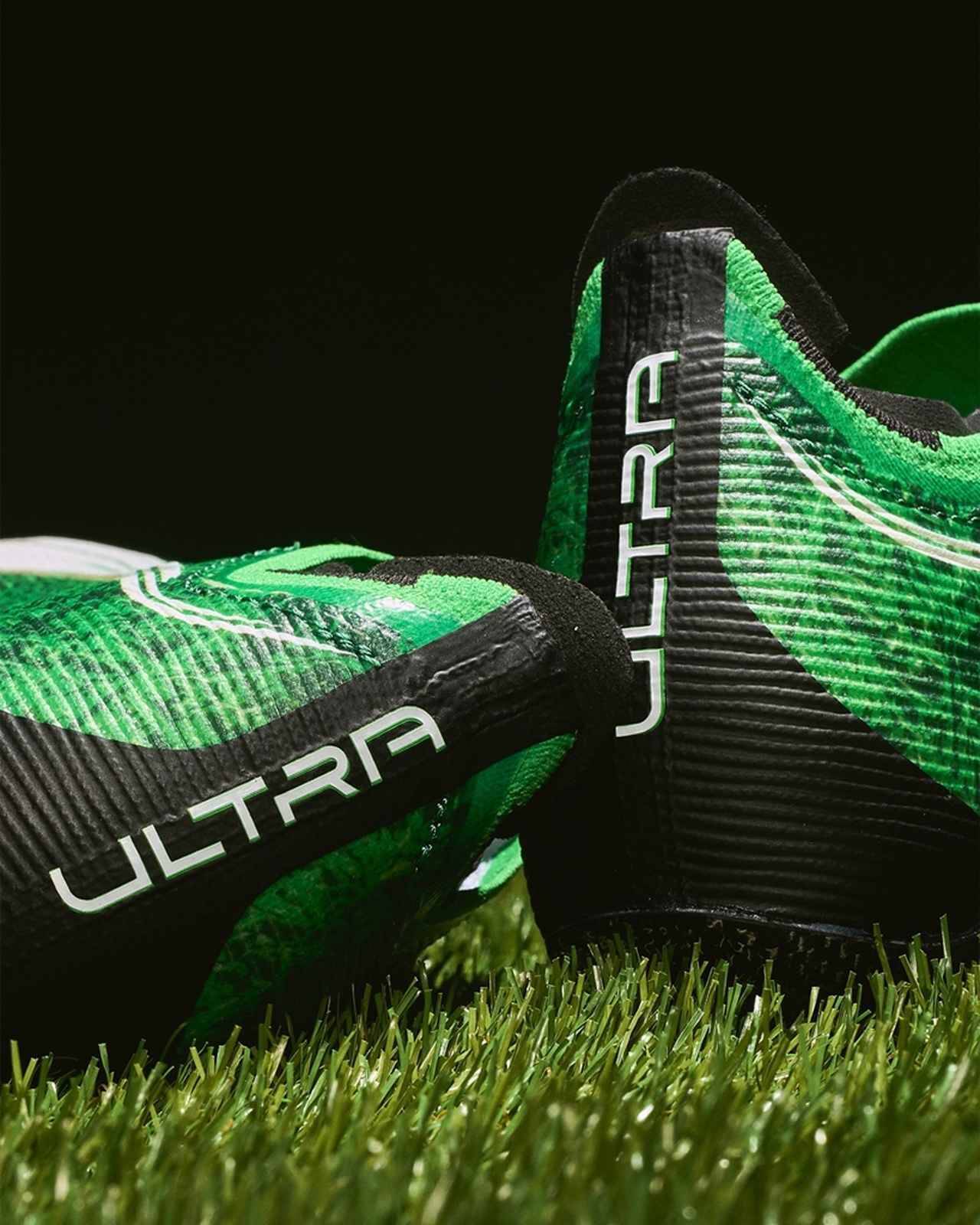 PUMA、伝説的サッカースパイクが復刻！最新スピードモデル『ウルトラ6カーボン』が見事な“芝生柄”に