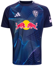 レッドブルが話題！リーズ・ユナイテッドが新サードユニフォームを発表　“曲線”が美しいと好評