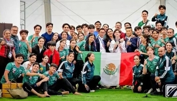 パッチでロゴを隠して……メキシコテコンドー代表のウェアが【サッカーW杯代表にそっくり】と騒動に