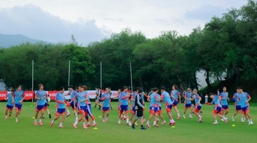 W杯日本代表、気温30度なのに長袖や重ね着で練習していたワケ！背景に『12年前の苦い記憶』