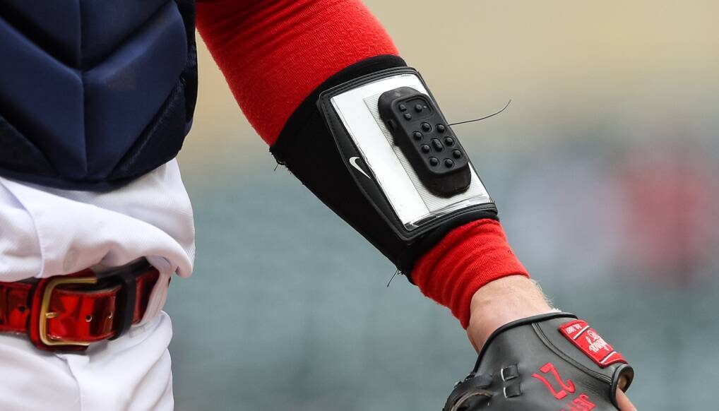 侍ジャパンもWBCで使うピッチコム、サインを出し間違えたらどうする！？落合博満さん「訂正のボタンがある」